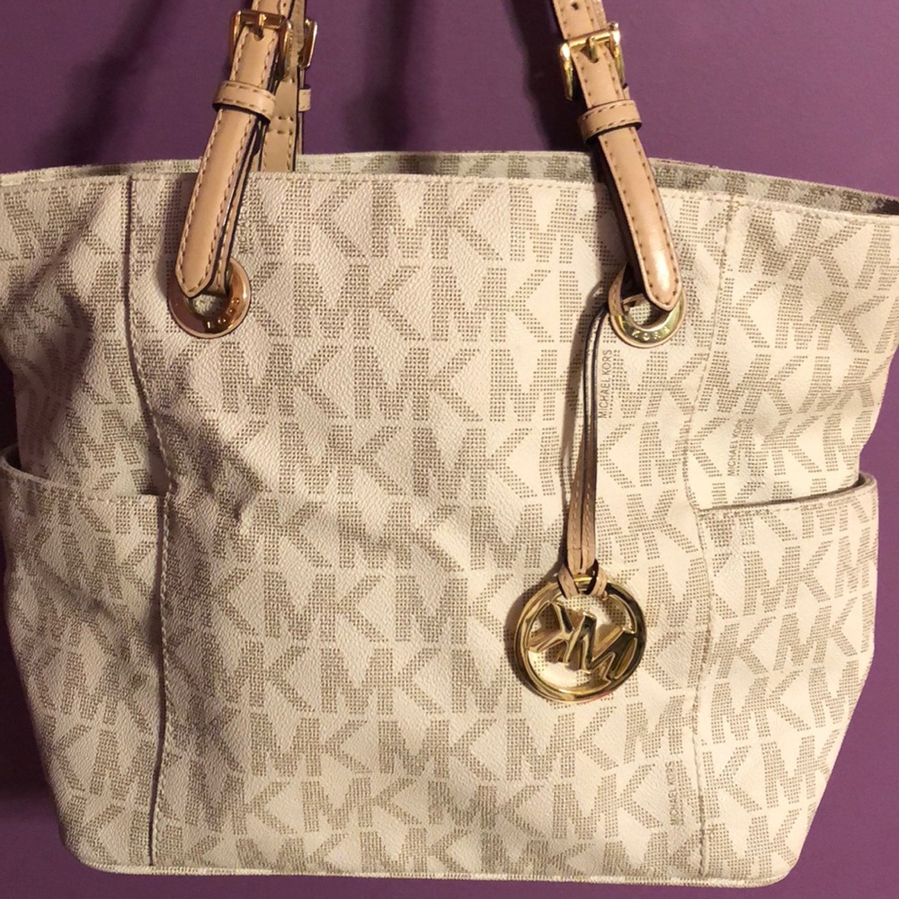 MICHAEL KORS JET SET TOTE IN VANILLA🤎